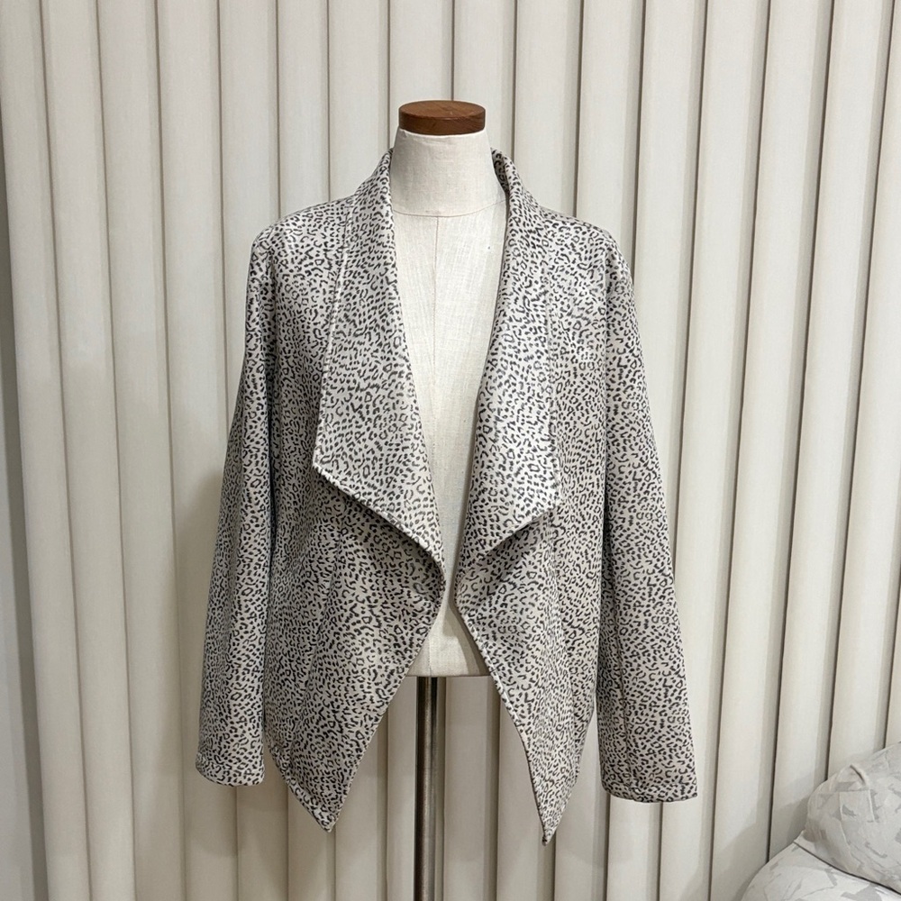 HYFVE faux suede leopard open front asymmetrical jacket blazer 4 pockets NWOT L